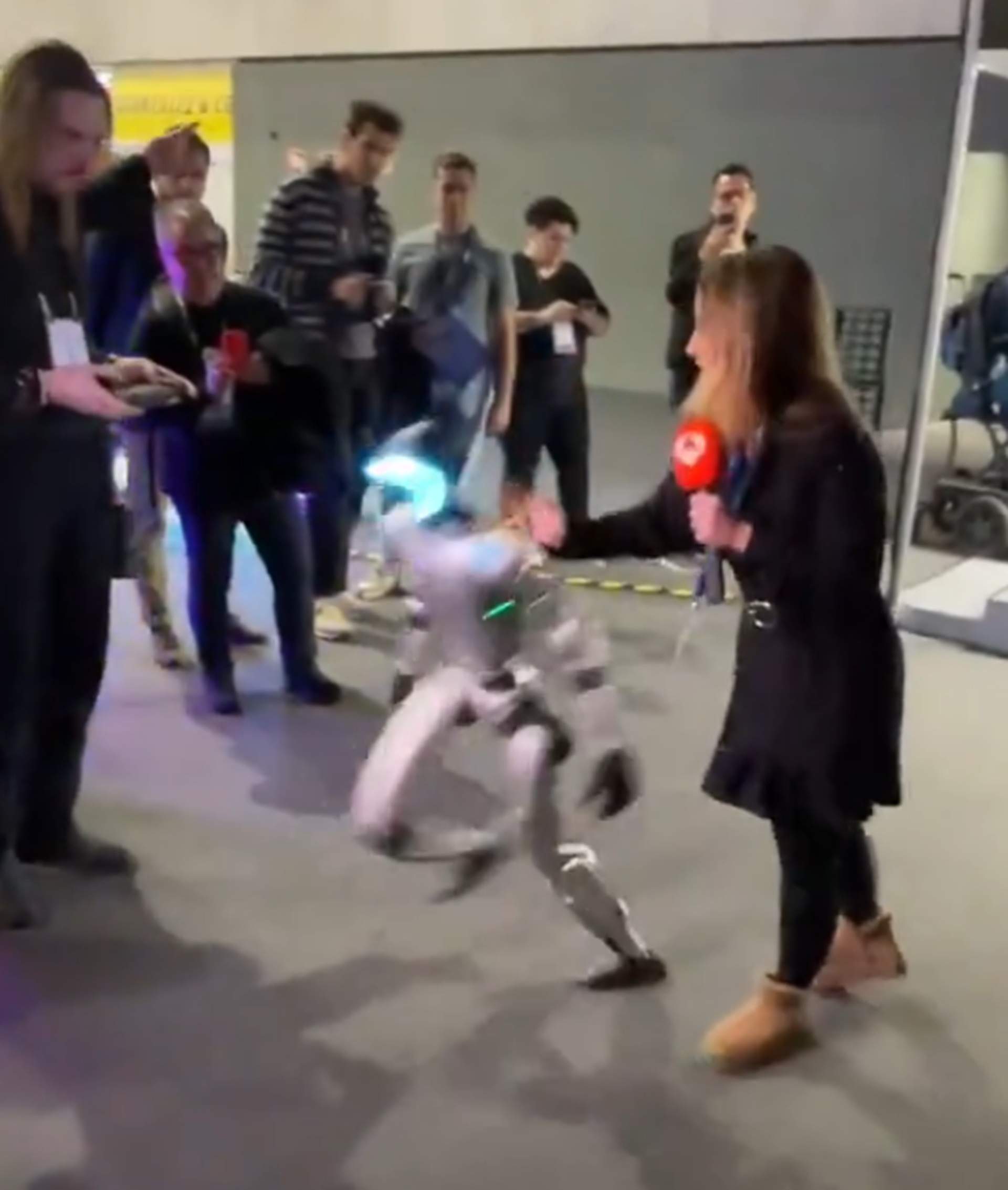 La inesperada caiguda d'un robot a l'ISE de Barcelona per l'empenta d'una reportera