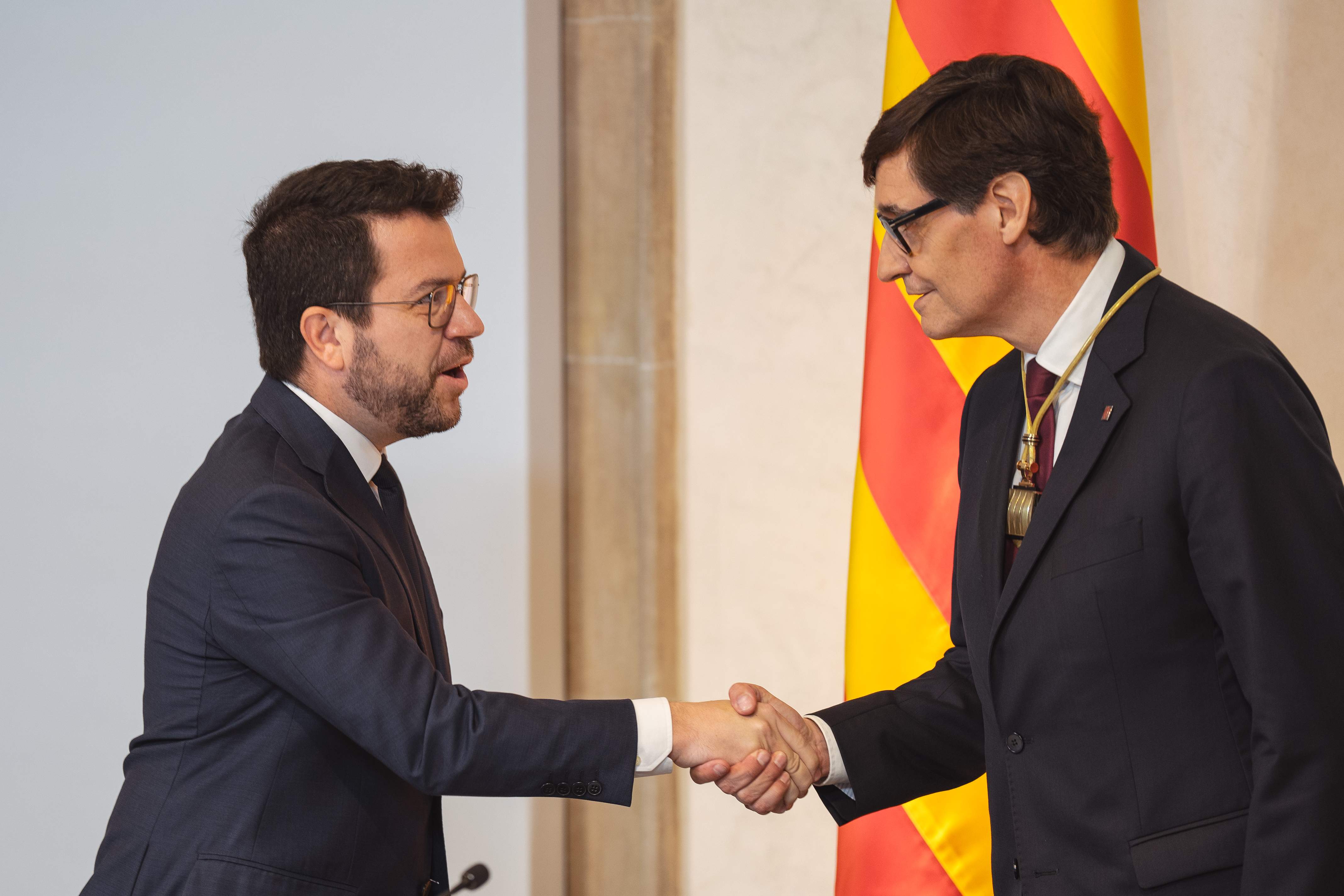 Los catalanes suspenden la gestión de la Generalitat en 2024, tanto de Illa como de Aragonès