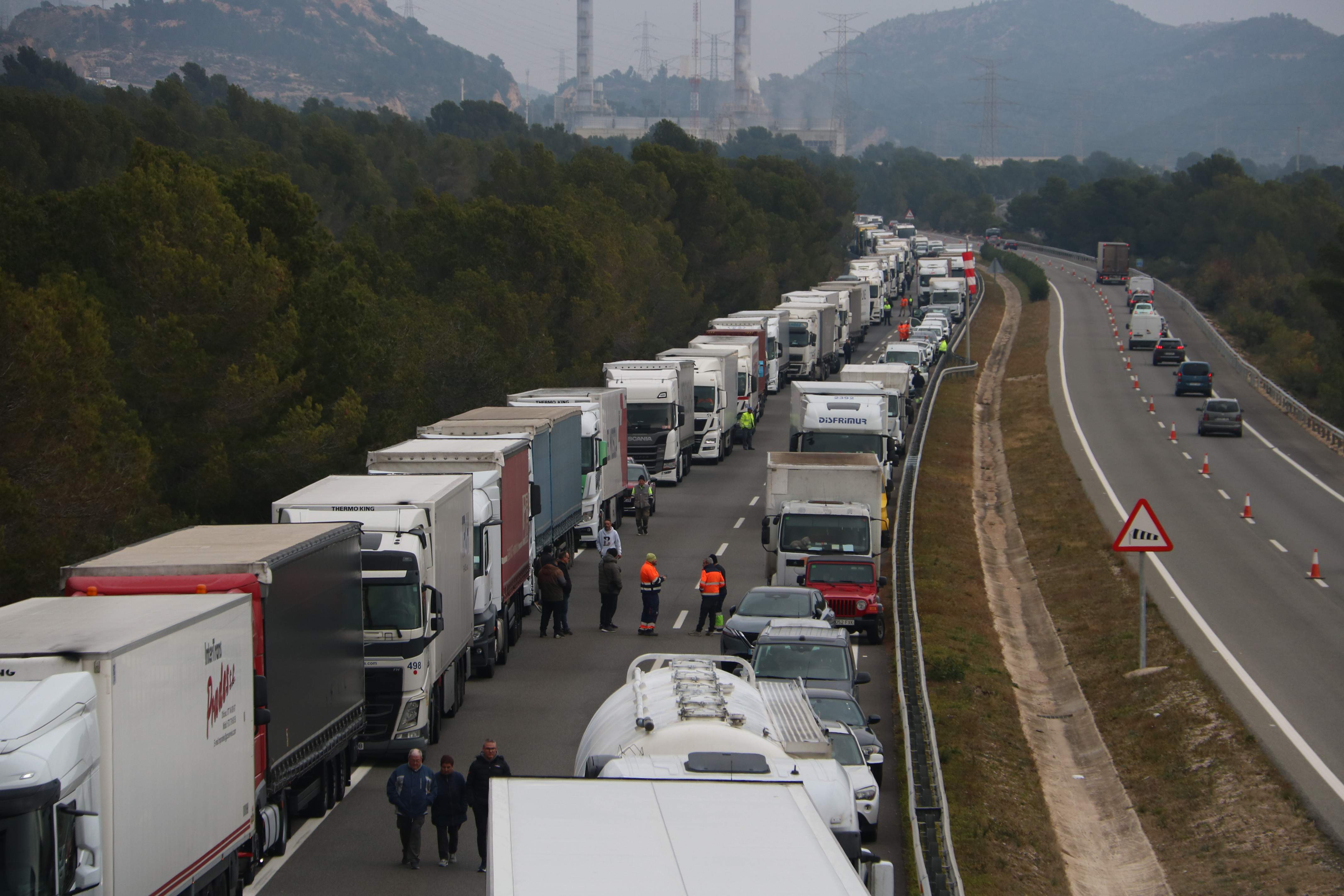 Retencions quilomètriques a l'AP-7 sud durant tot el dia per l'accident mortal d'un camió