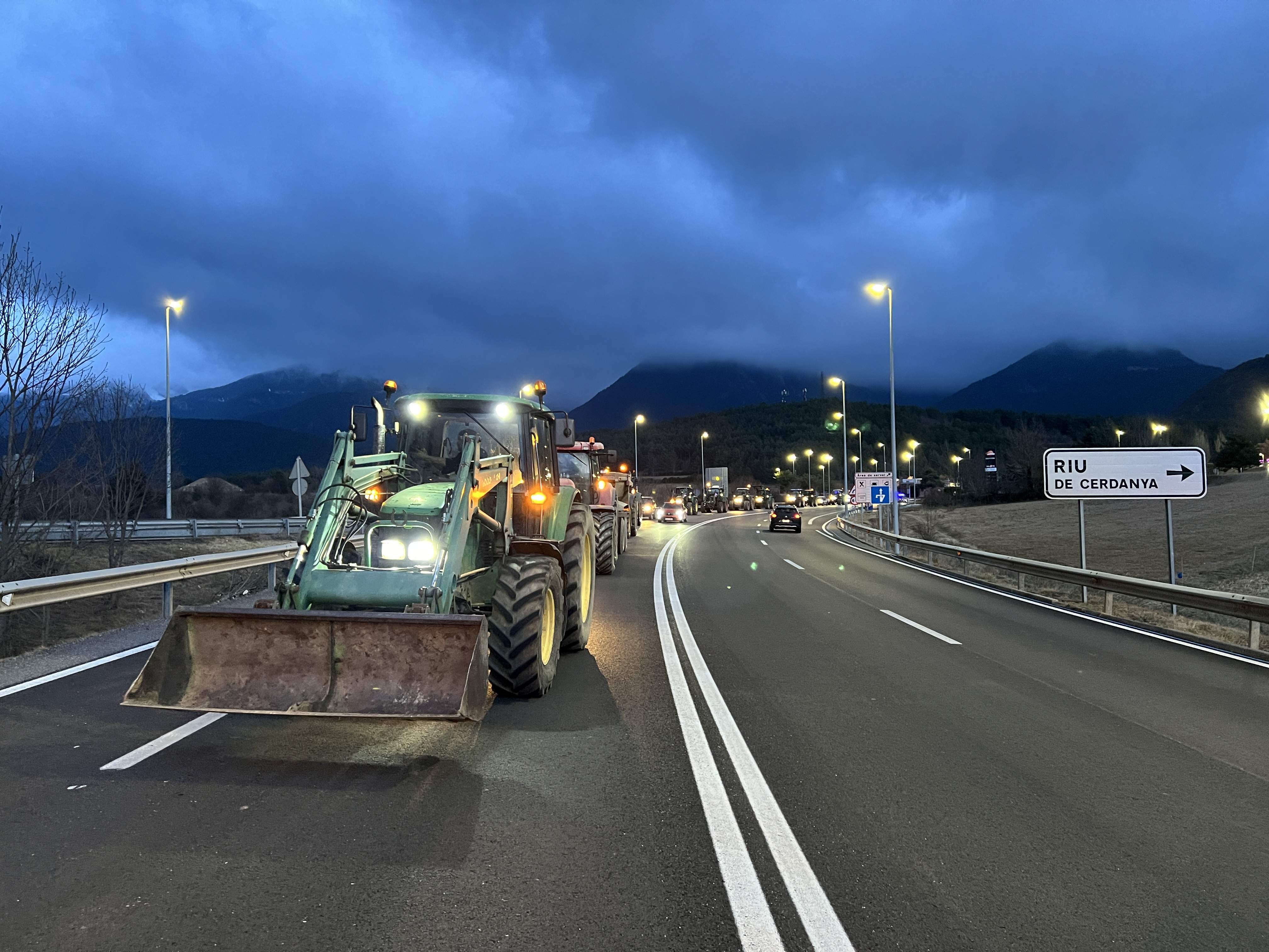 Una marcha lenta de tractores en La Cerdanya complica la circulación en la C-16