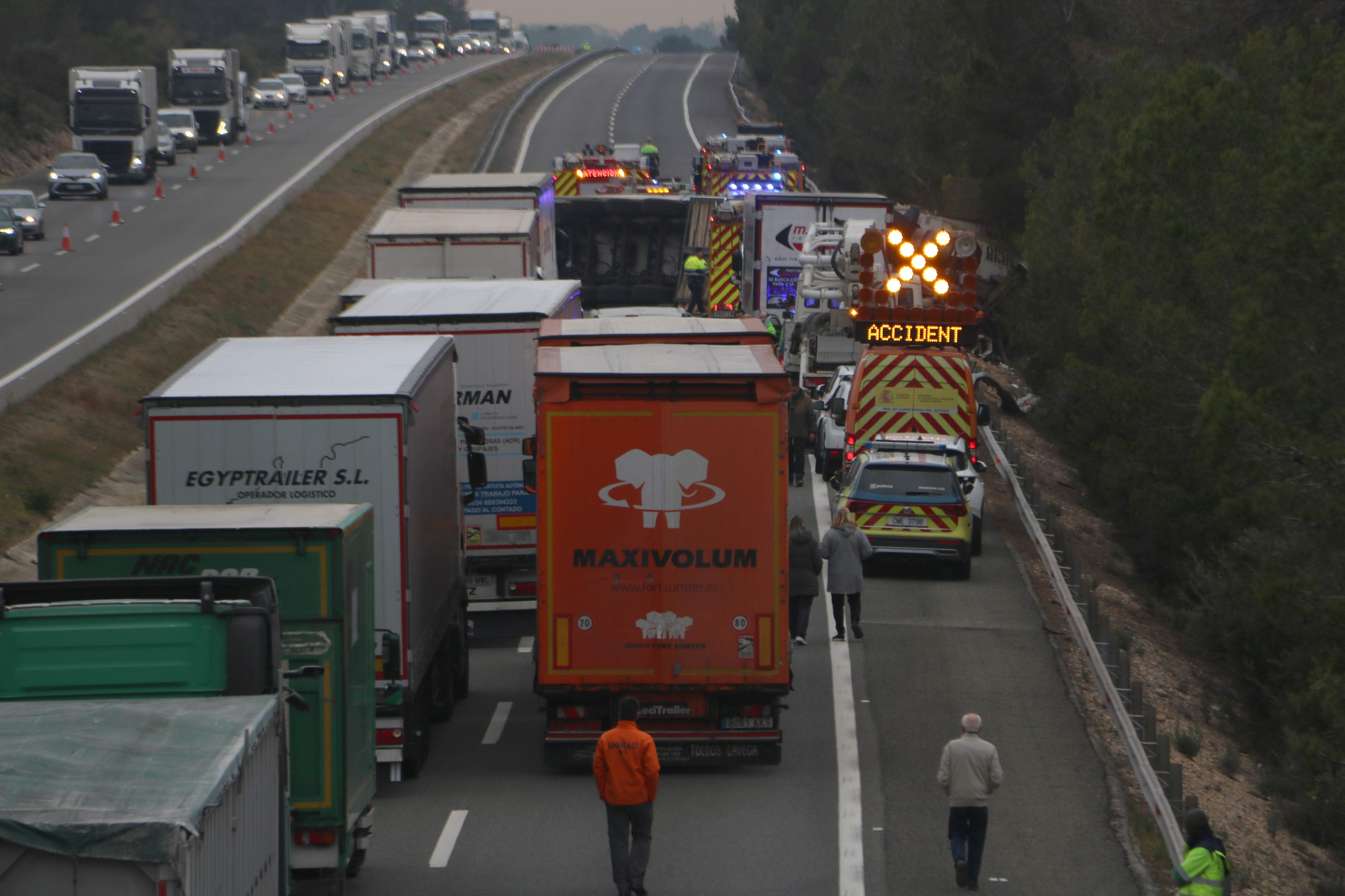 Tráfico se decanta por reforzar la información con paneles móviles en caso de accidentes como el de la AP-7