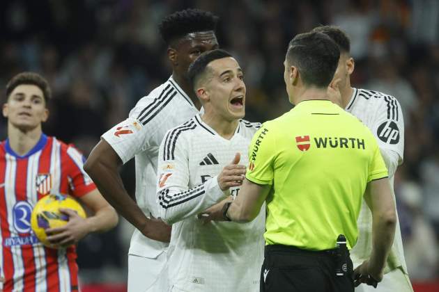 Soto Grado dando explicaciones durante el derbi madrileño / Foto: EFE