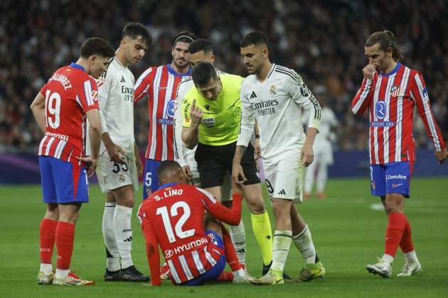 Samu Lino, després de patir la trepitjada de Tchouaméni en el Reial Madrid - Atlètic de Madrid / Foto: EFE