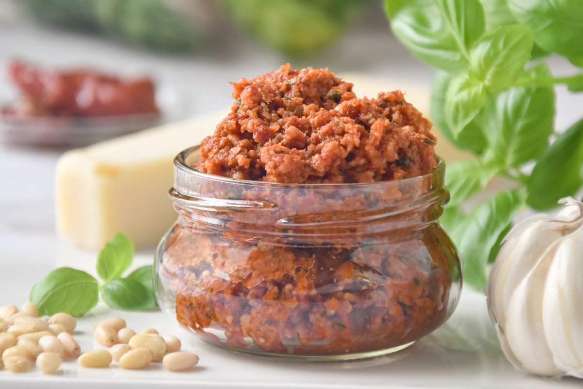 Salsa de pesto rojo: así es el irresistible aderezo italiano que se prepara en un santiamén