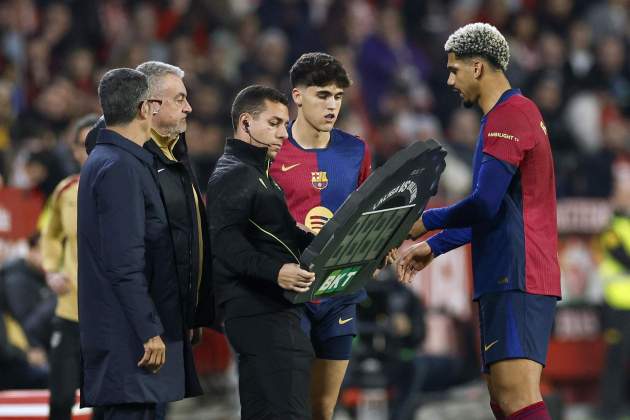 Ronald Araujo abandona el terreny de joc lesionat al Sevilla - Barça / Foto: EFE