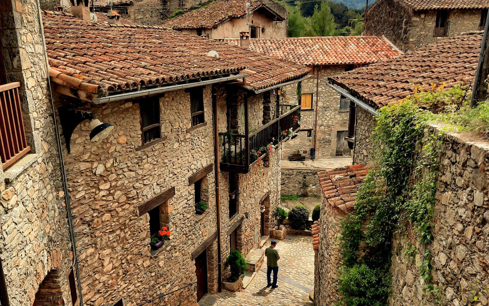 El pueblo catalán que parece sacado de un cuento de hadas con sus calles empedradas y puentes medievales