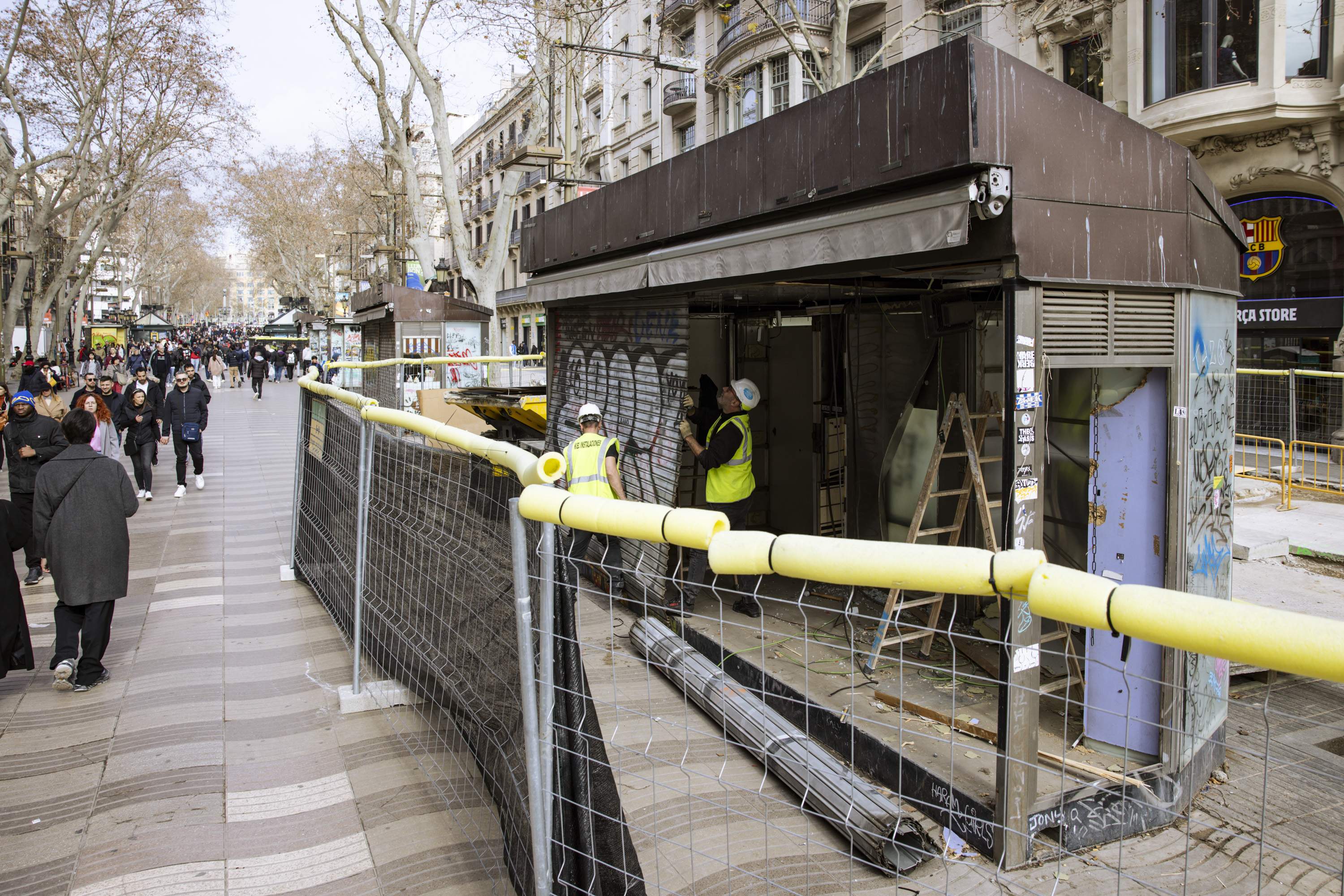 Comença l’enderroc de les antigues parades d’ocellaires de la Rambla de Barcelona