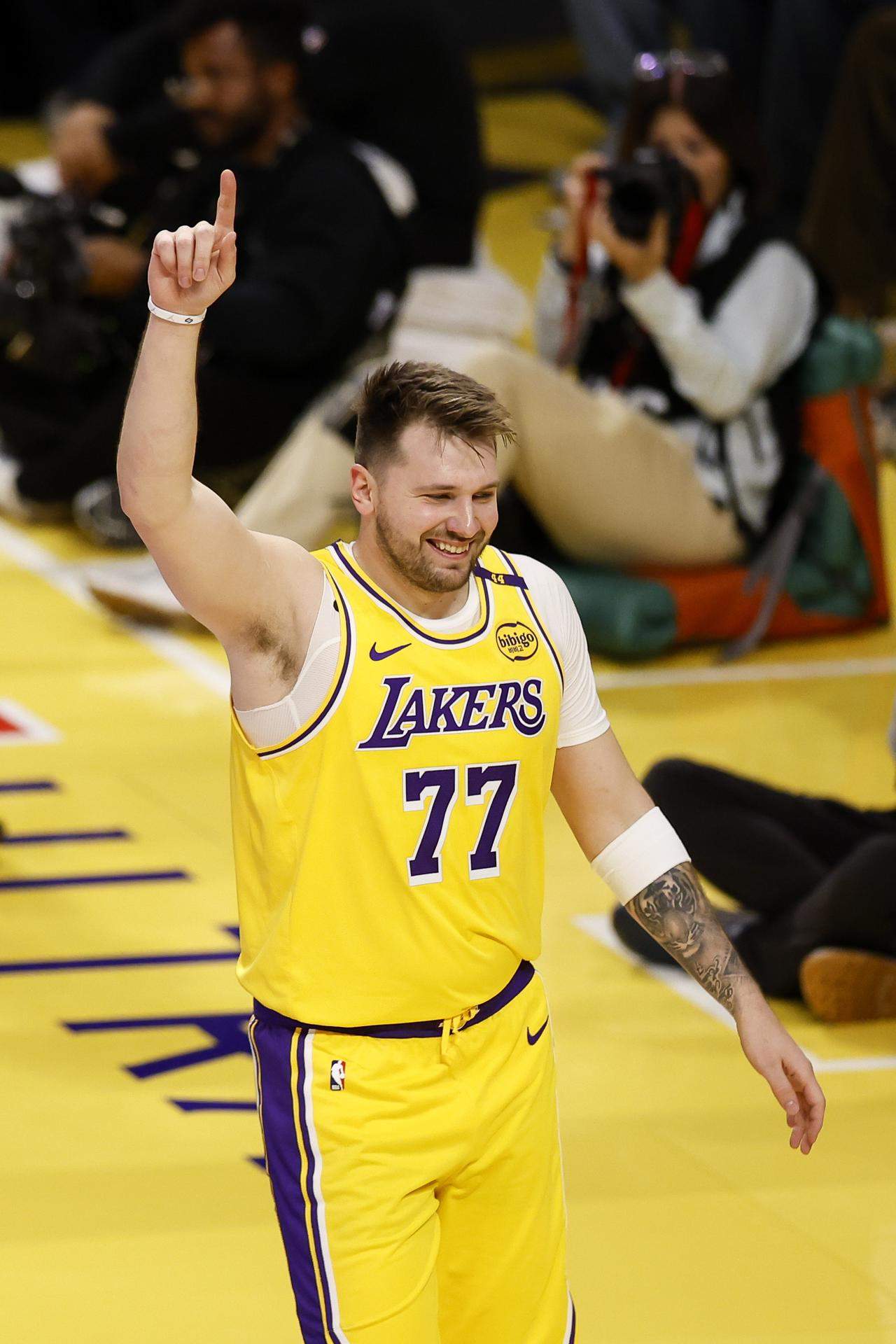 Ilusión y regalos en una noche memorable en los Lakers con el debut de Luka Doncic