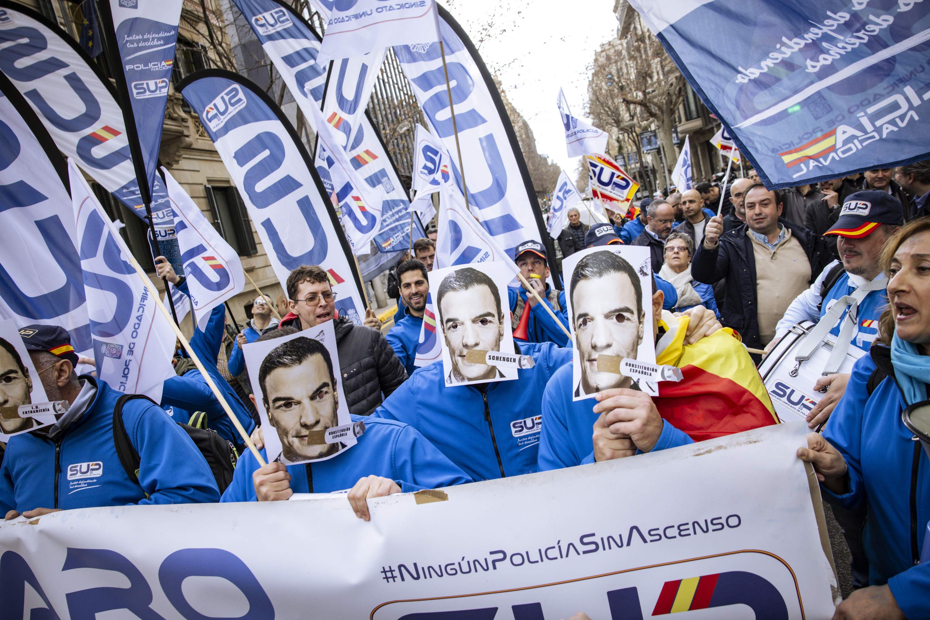 La policía española carga desde Barcelona contra Sánchez por las cesiones a los Mossos que pide Junts