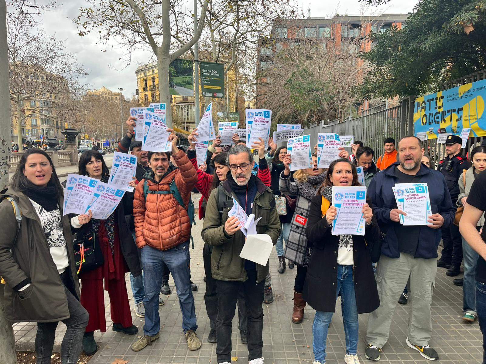 Cara a cara entre Niubó i els sindicats educatius per la fusió de matèries científiques al batxillerat