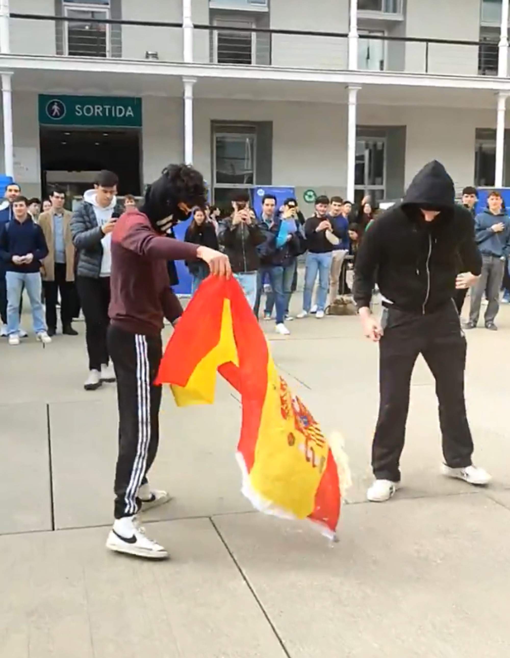 Dos universitaris catalans intenten cremar la bandera d'Espanya i indignen el PP i Vox