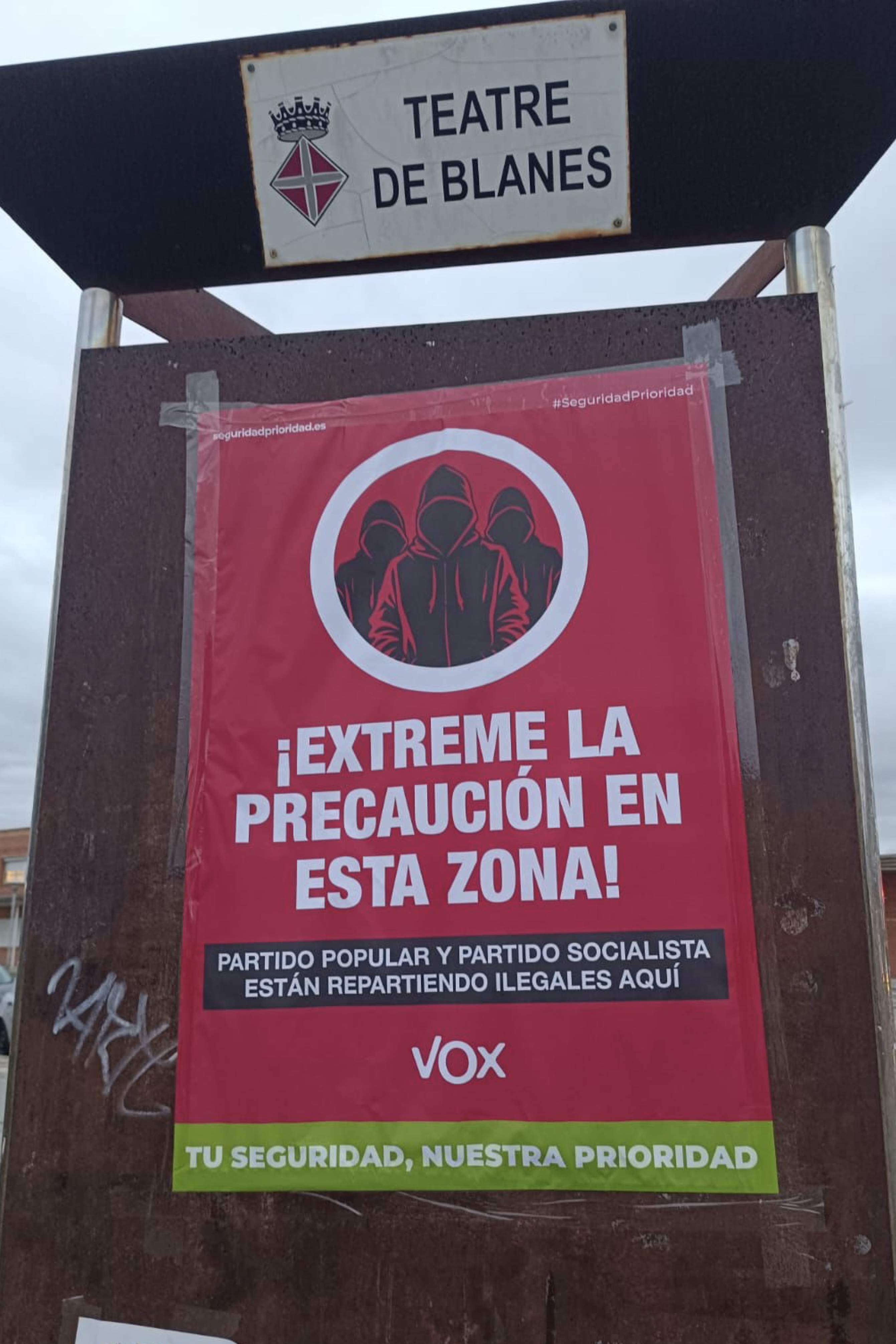 Blanes retira unos carteles xenófobos de Vox