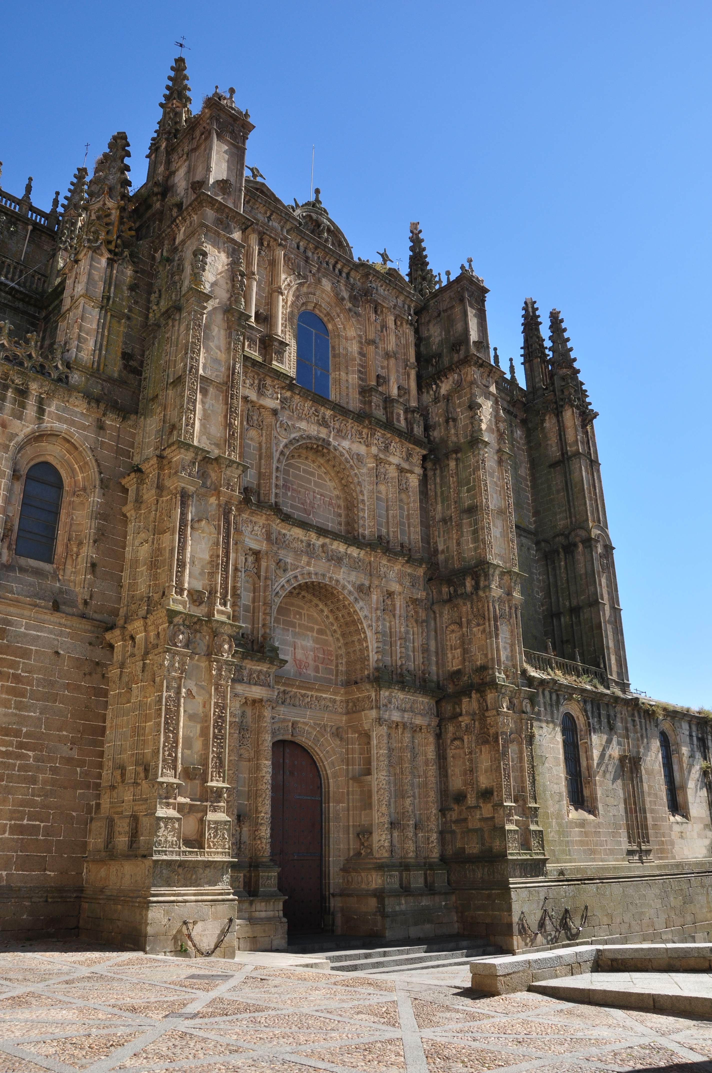 Plasencia estrena un mural hiperrealista de 11 metros para promocionar su Semana Santa