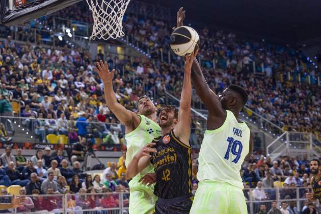 Barça básquet, Fall y Joel Parra contra La Laguna Tenerife / Foto: EFE