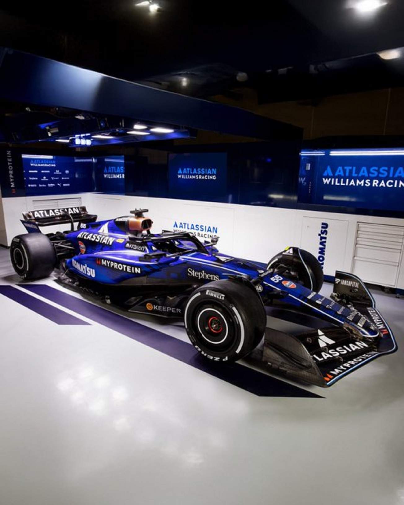 Carlos Sainz presenta el nuevo FW47 de Williams, un coche que no descarta podios