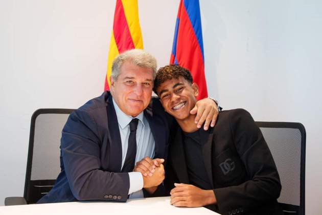 Lamine Yamal renova amb el Barça al costat de Joan Laporta / Foto: FC Barcelona