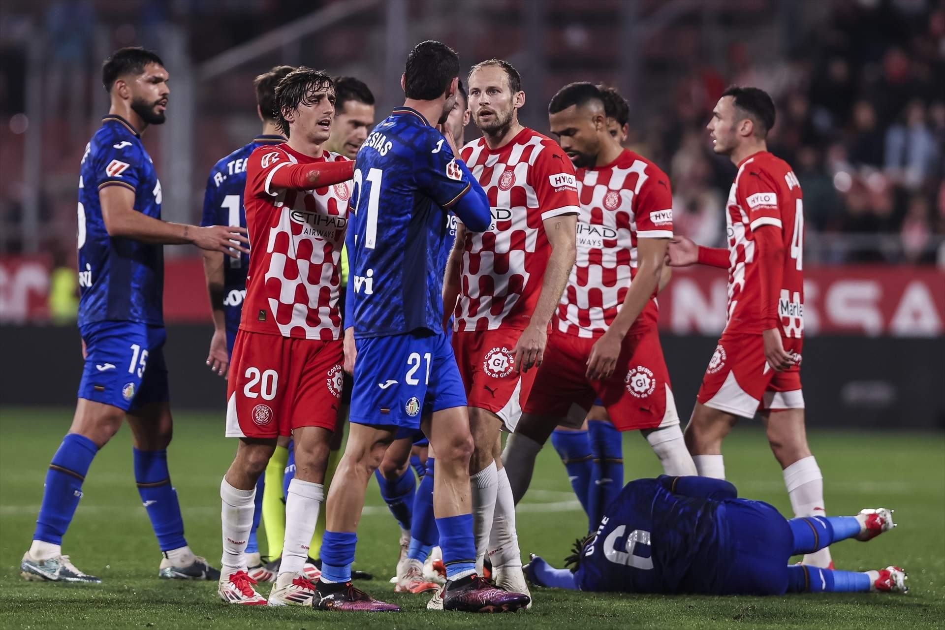 Caos a la grada de Montilivi: el cap de premsa del Getafe intenta agredir el públic del Girona