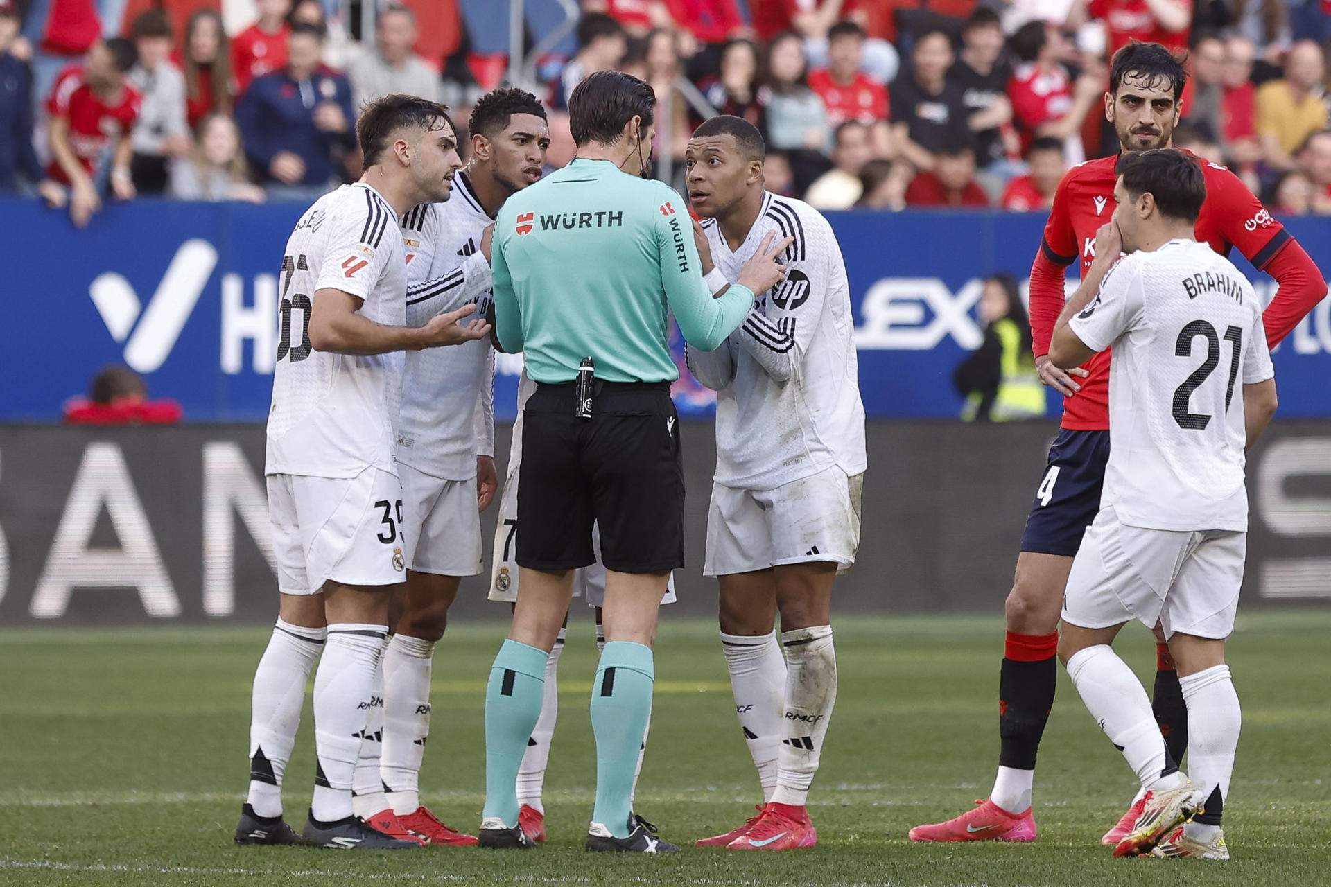 El Reial Madrid torna a perdre's entre queixes contra l'Osasuna i deixa la porta oberta del lideratge (1-1)