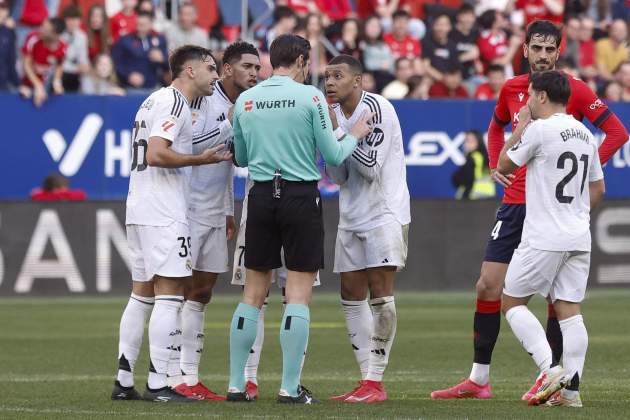 Mbappé Bellingham Asencio protestando Munuera Montero / Foto: EFE