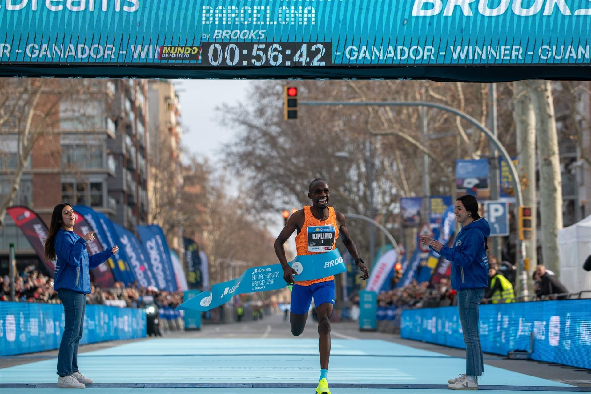 L'ugandès Jacob Kiplimo vola a Barcelona i trenca el rècord del món de la mitja marató