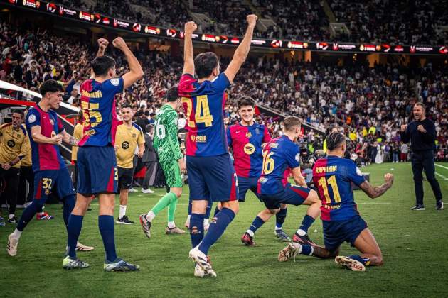 Los jugadores del Barça y Flick celebrando la Supercopa/ Europapress