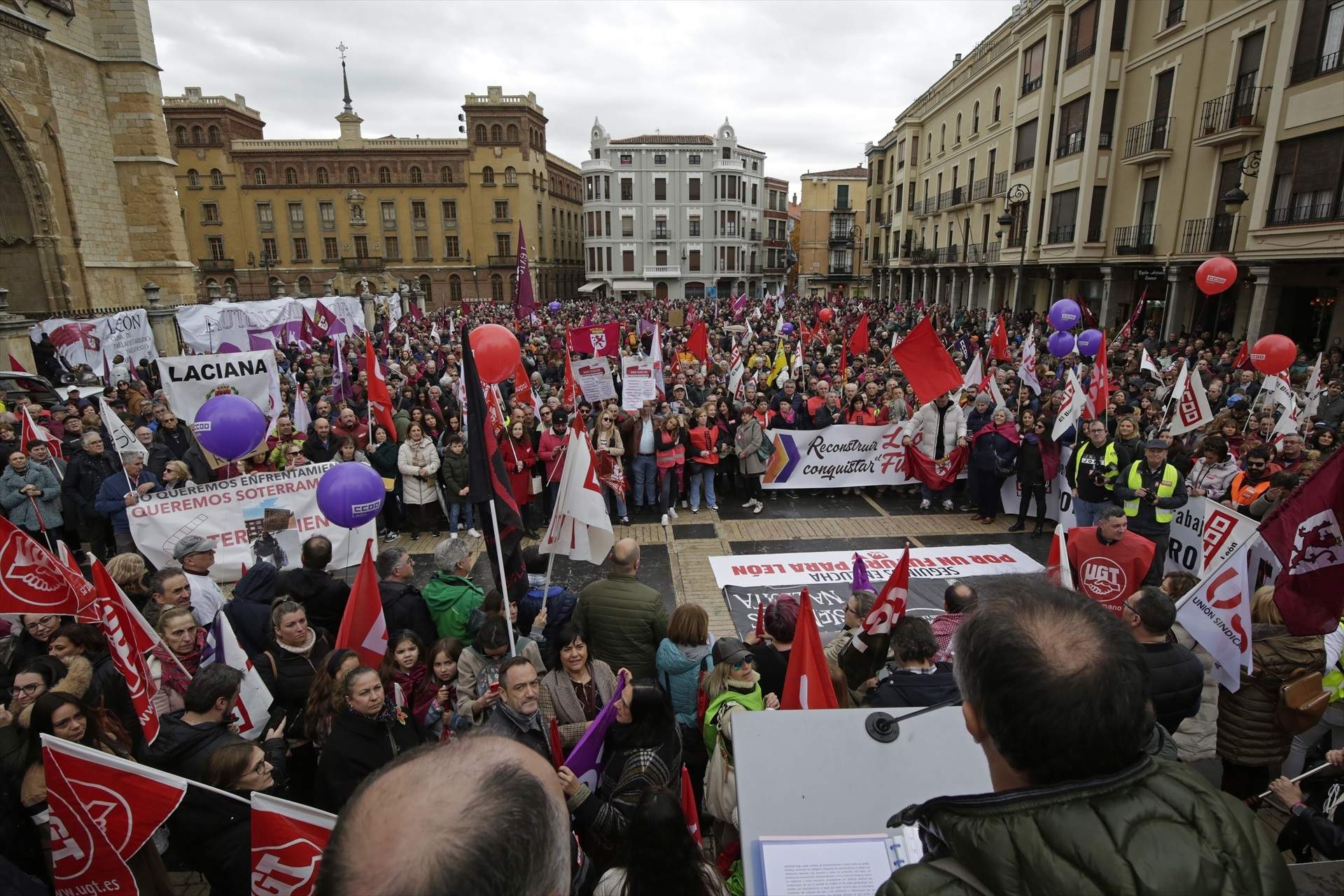 Los leoneses salen a la calle para pedir "más soluciones y menos cuentos" con gritos por la autonomía