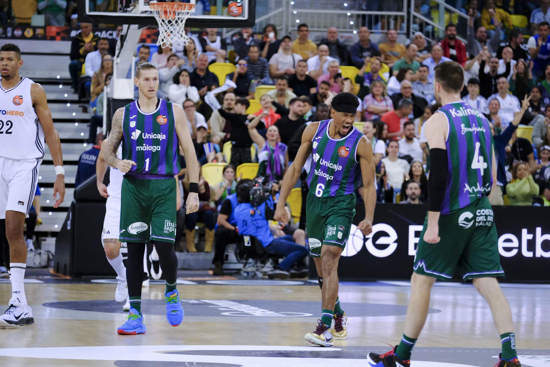 Un impresionante Unicaja derrota al Real Madrid (93-79) y alza la tercera Copa del Rey