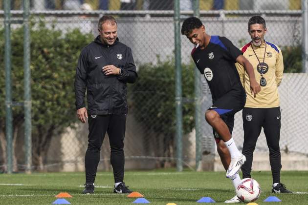 Hansi Flick, durant un entreno del Barça amb Lamine Yamal / Foto: Europa Press