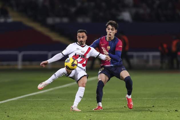 Hèctor Fort defensa durant el Barça - Rayo Vallecano / Foto: Europa Press