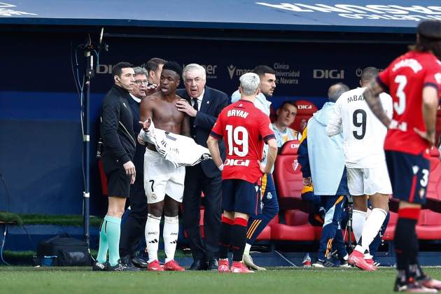 Carlo Ancelotti calmando Vinicius / Foto: Europa Press