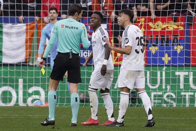 Munuera Montero, dialogant amb Vinícius durant l'Osasuna - Real Madrid / Foto: EFE