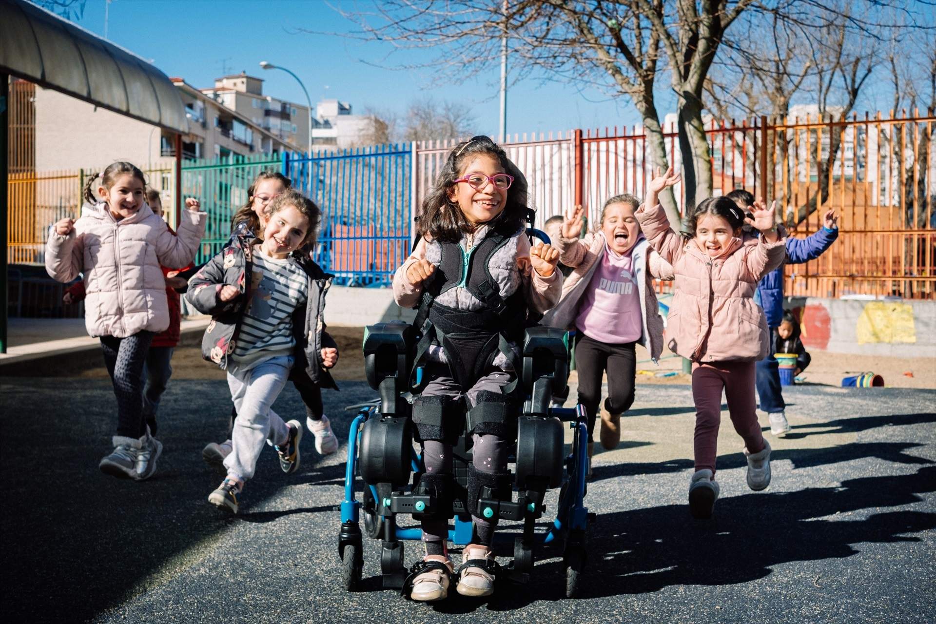 Desenvolupen l'Explorer, l'exoesquelet que permet recuperar la mobilitat a nens amb paràlisi