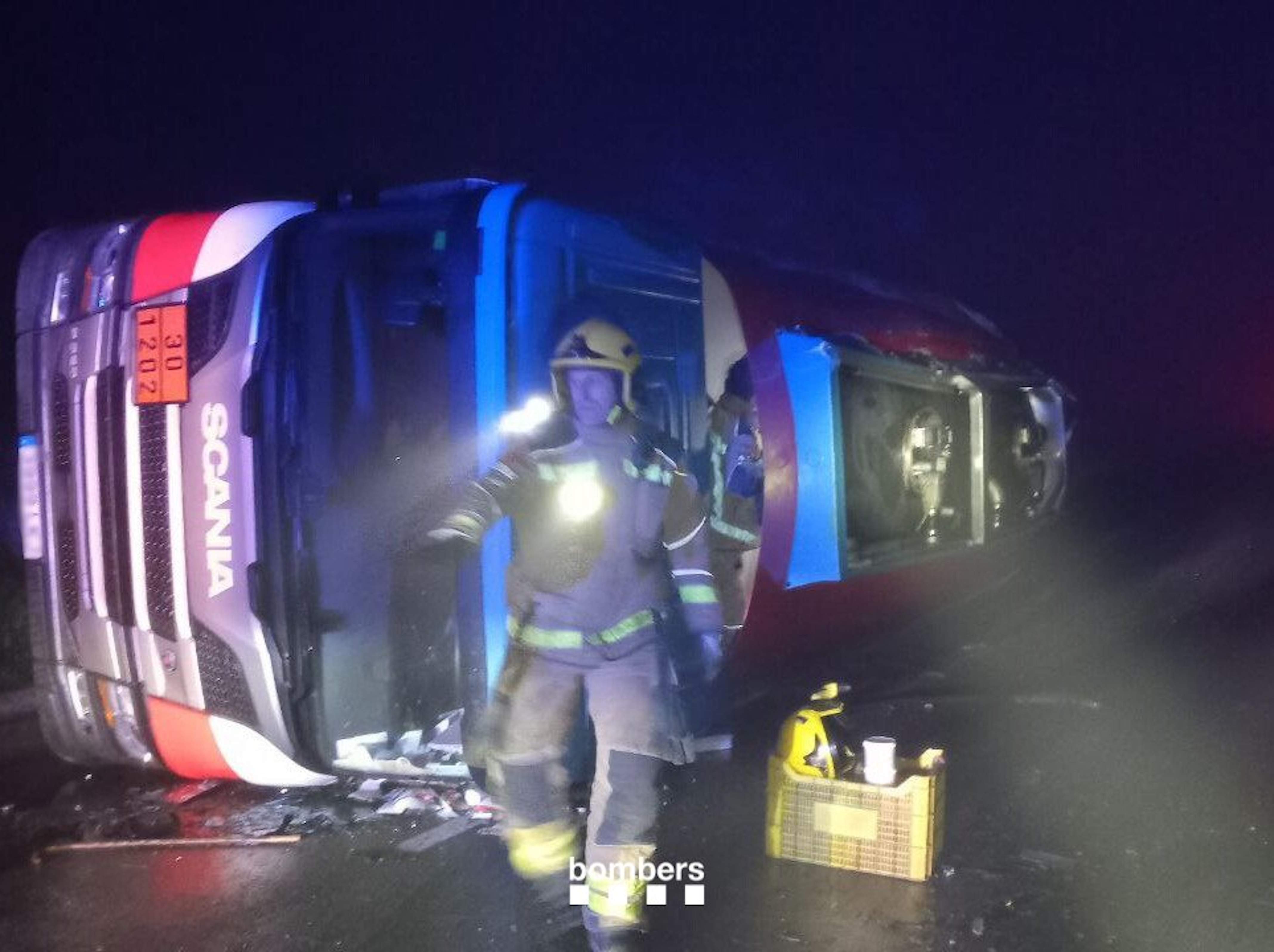 Un camió cisterna bolca a la BV-4601 a Gurb i vessa 3.000 litres de gasoil