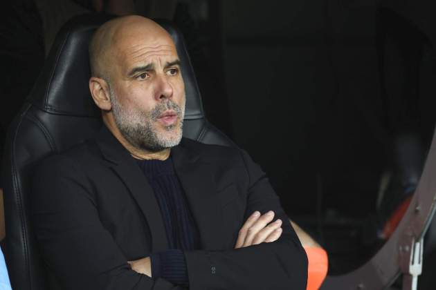 Pep Guardiola, serio en el banquillo durante el Real Madrid - Manchester City / Foto: EFE