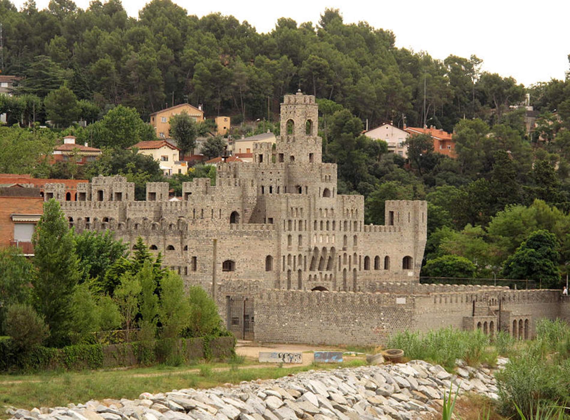 El peculiar castillo a 30 minutos de Barcelona que cautiva a los visitantes con su extraña forma