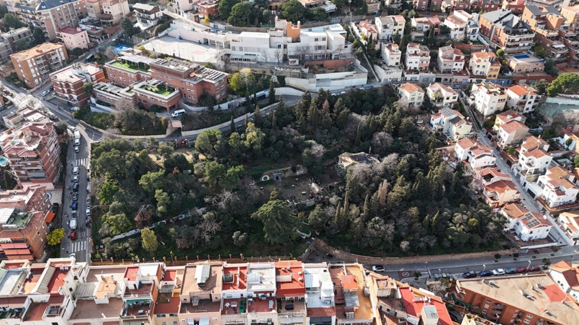 Una finca semiforestal i amb casa modernista d’Horta-Guinardó, en perill de desaparèixer