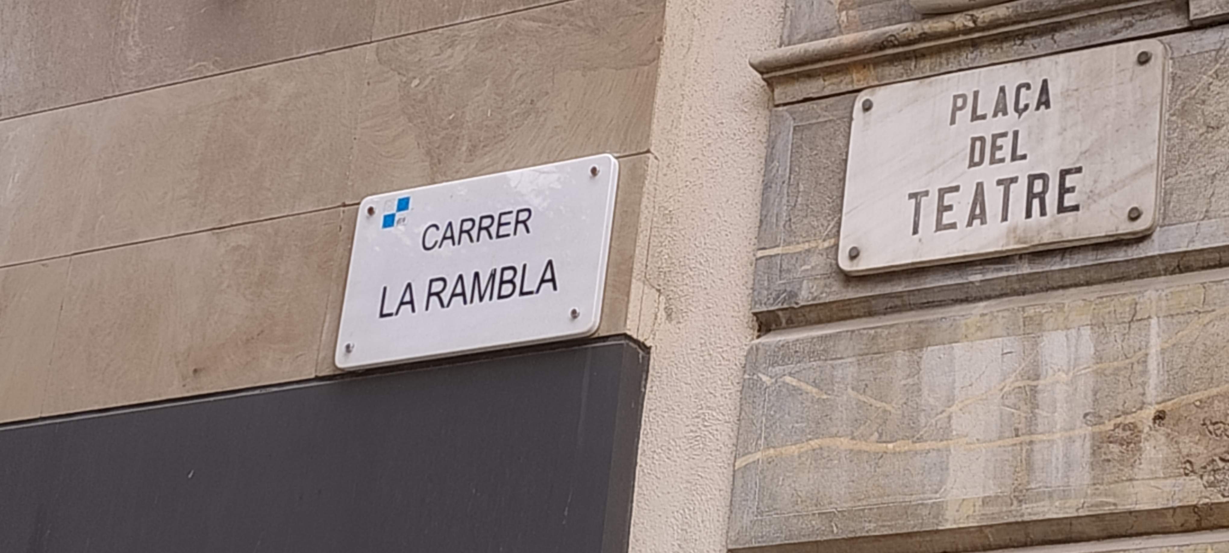 Carrer la Rambla? Apareix una estranya placa a la principal via de Barcelona