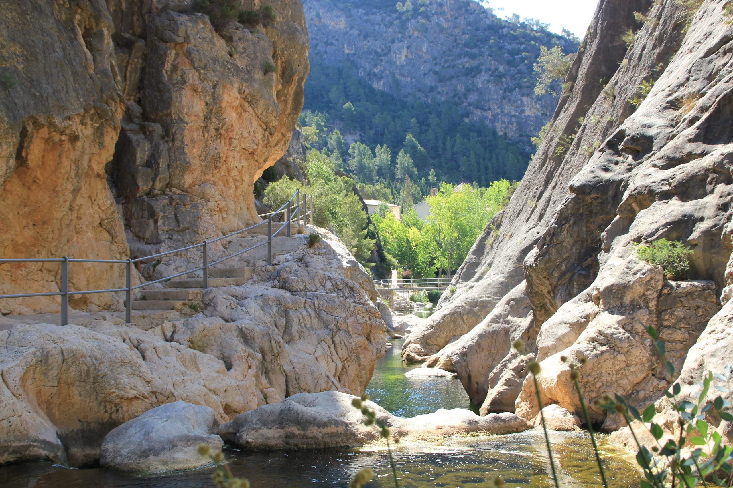 El balneari termal de Catalunya amb llegenda que sorprèn tothom: està a l'aire lliure i és gratuït