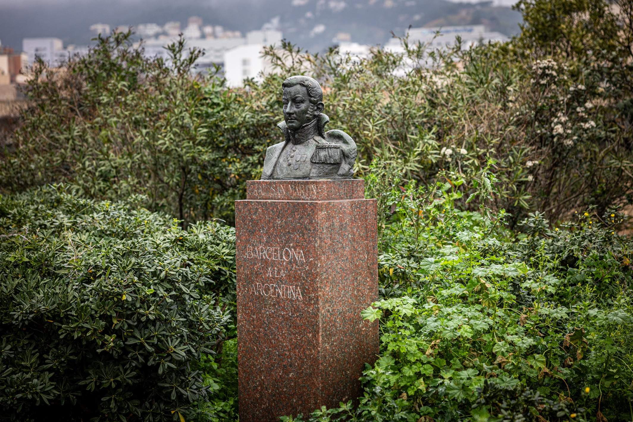 Argentins de Barcelona reclamen “dignificar” el bust del general San Martín a Vallcarca