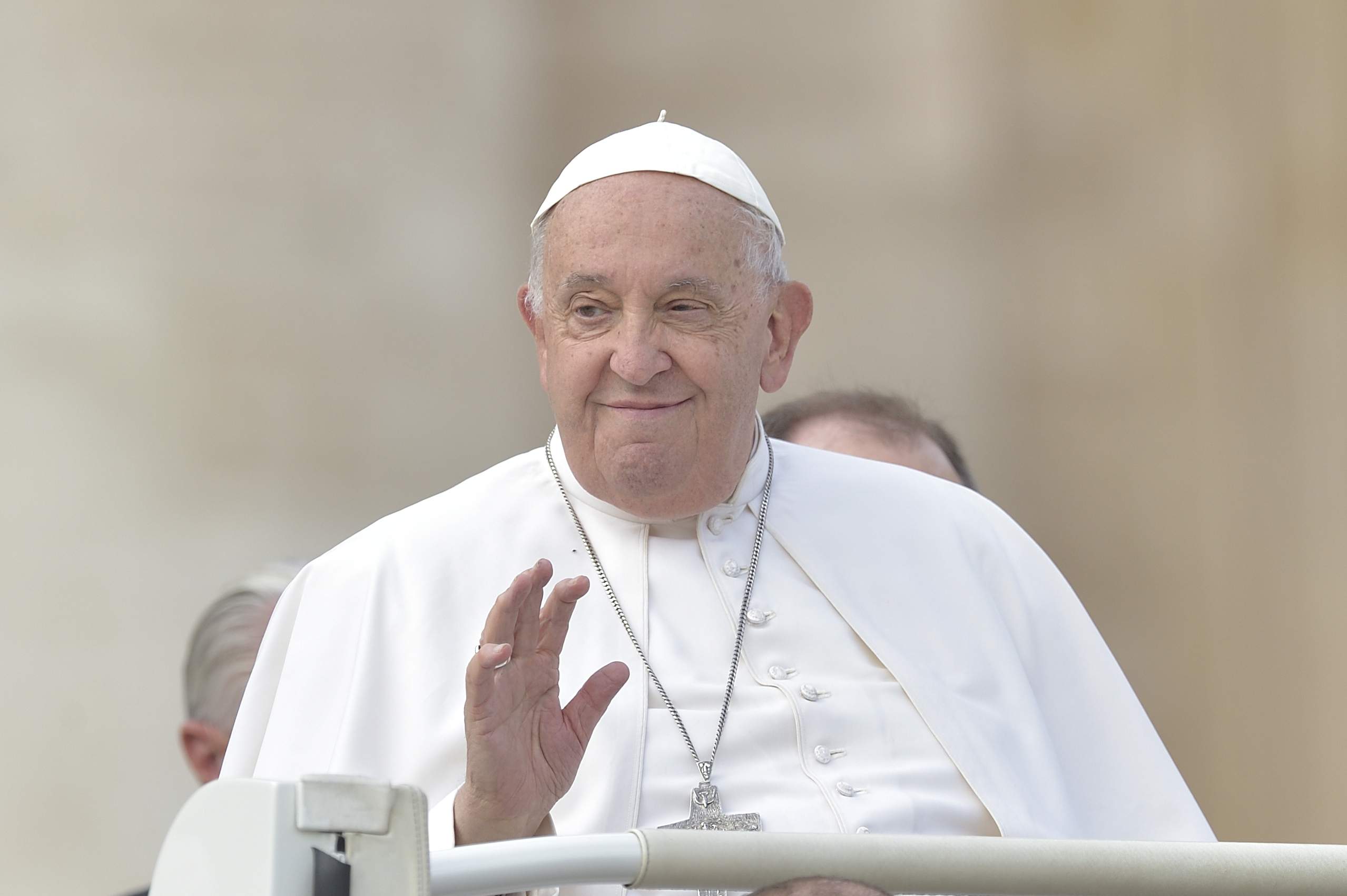 El papa Francisco estará ingresado al menos una semana más: "No está fuera de peligro"