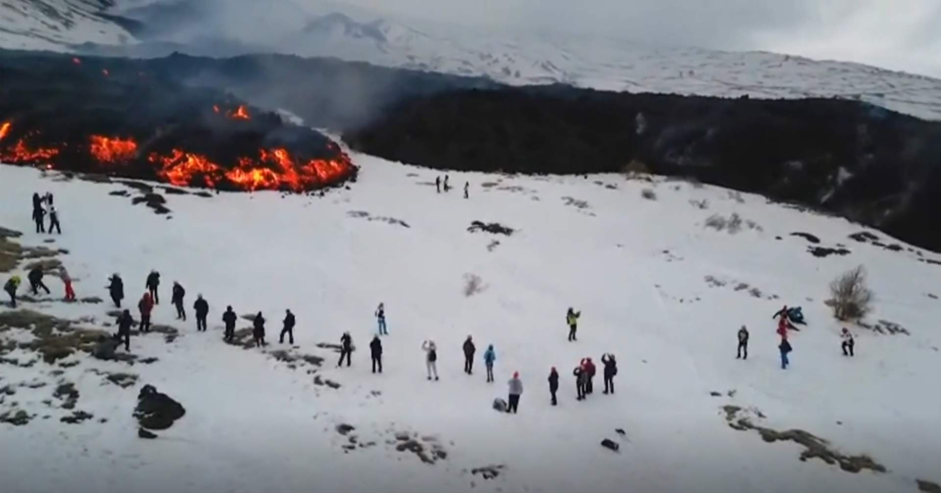 Miles de turistas visitan el volcán Etna en erupción: las autoridades alertan del peligro