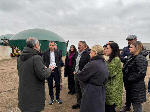 Els conseller Ordeig i Sàmper a la planta de biogàs de Noguera Renovables