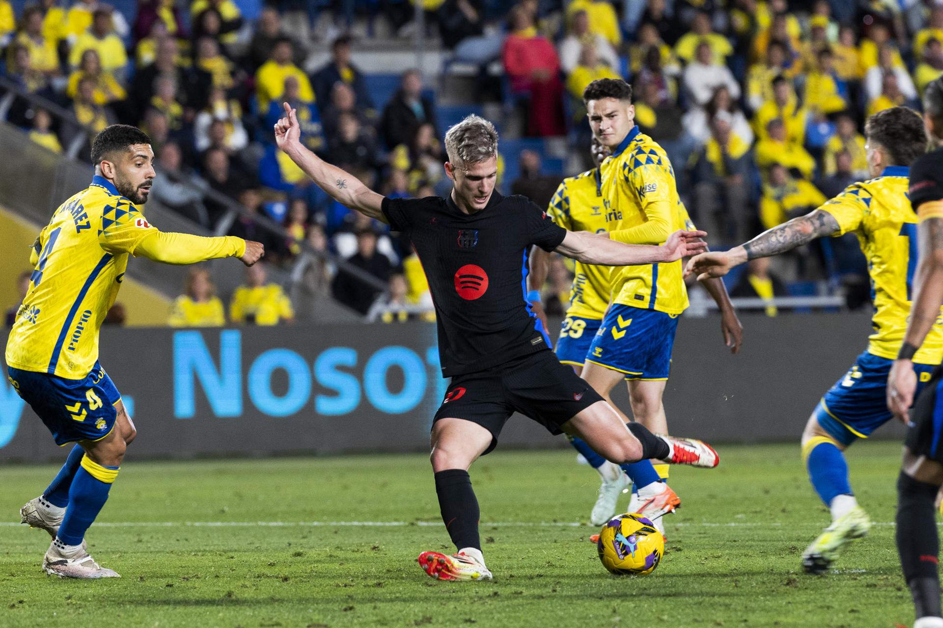 Dani Olmo y una obra de arte en una baldosa