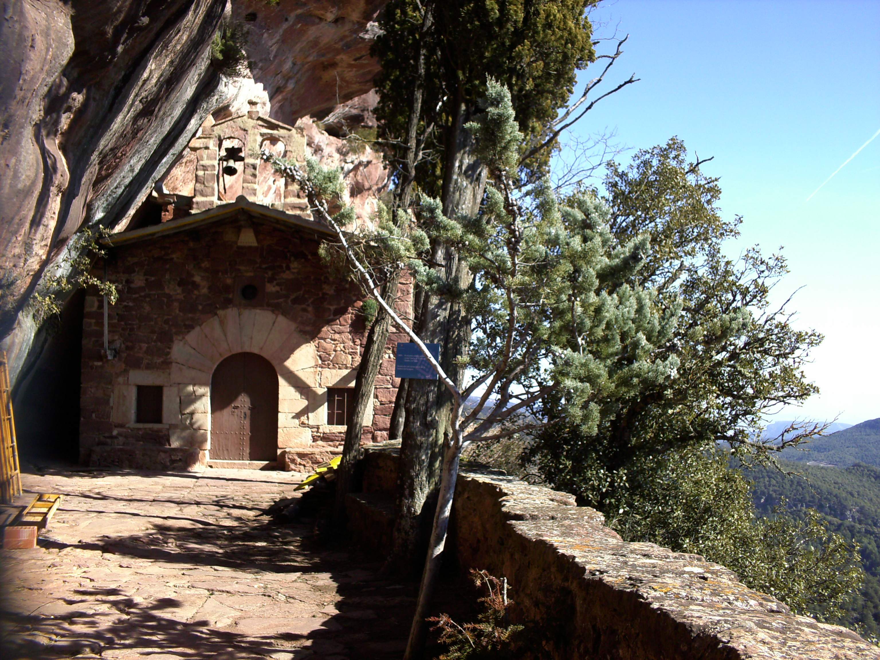 La ruta a Catalunya que et condueix fins a una preciosa ermita dins d'una cova: no et decepcionarà