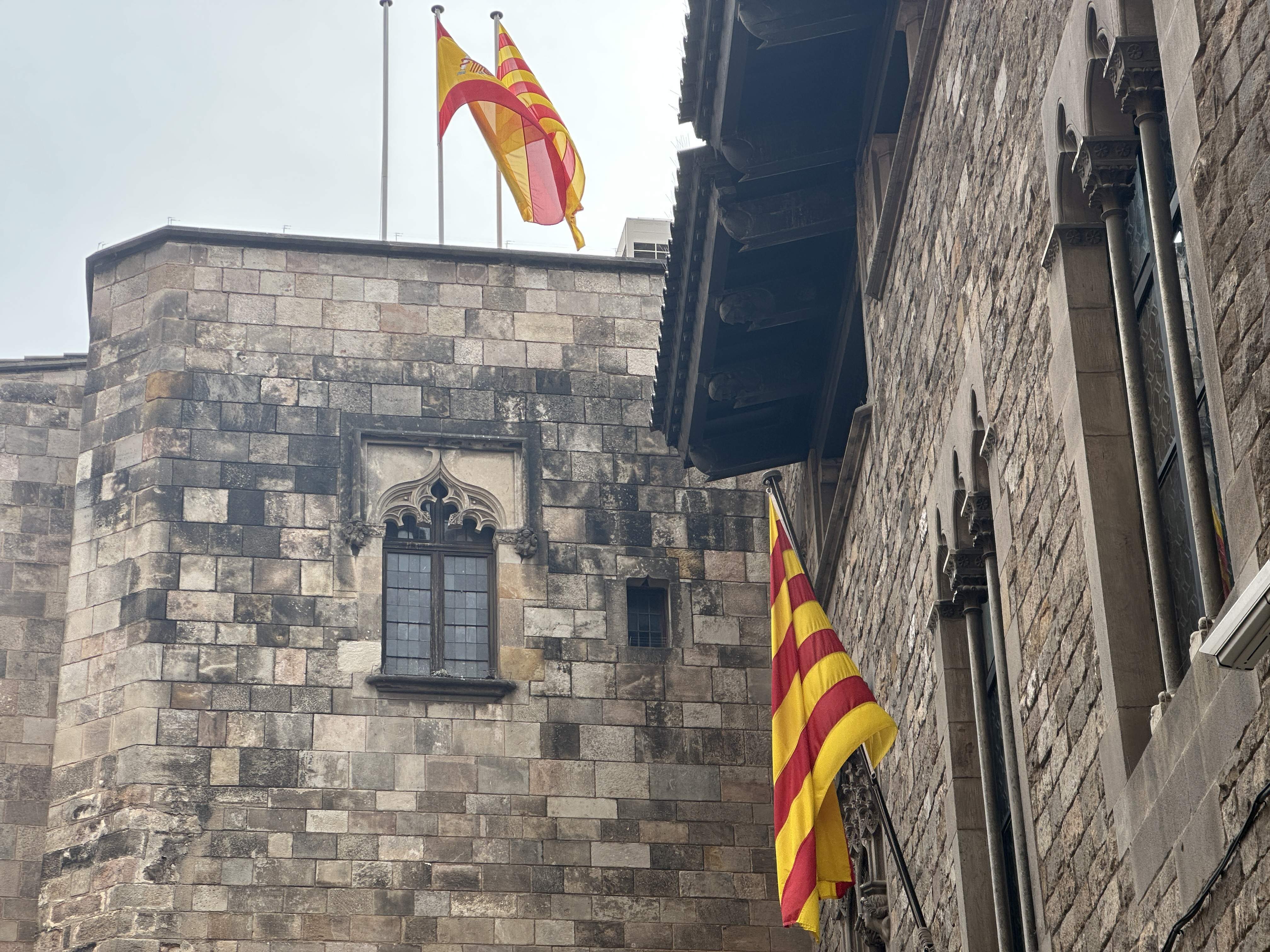 La conselleria de Exteriors corona la Casa dels Canonges con la bandera española