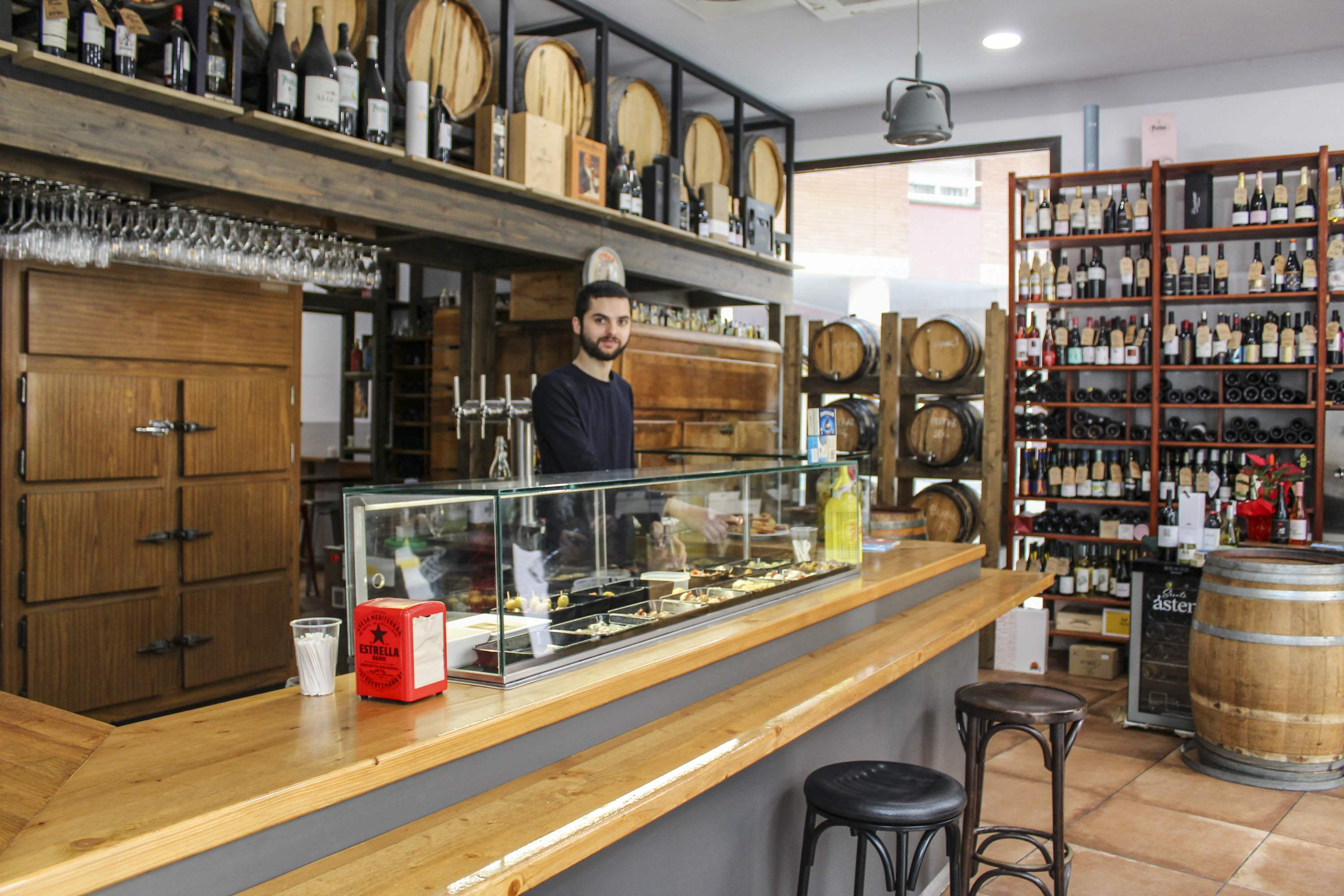 La bodega centenaria de L'Hospitalet que es el centro neurálgico del vermú y las anchoas