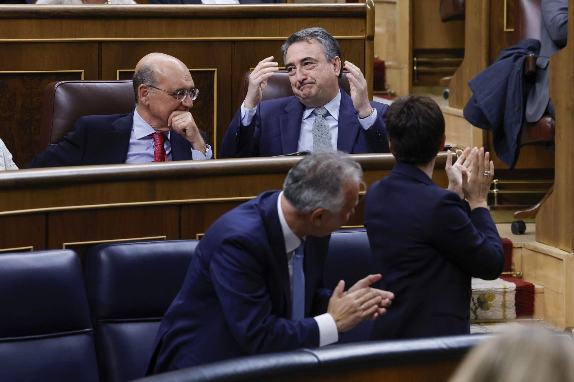 Emotiu aplaudiment a Aitor Esteban en la seva última pregunta al Congrés