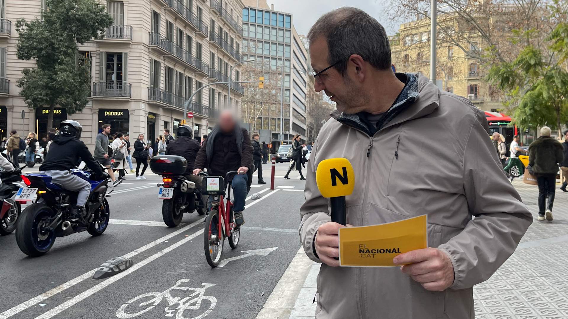 Carril bici o despropòsit: la majoria de ciclistes circulen contra direcció a la Via Laietana