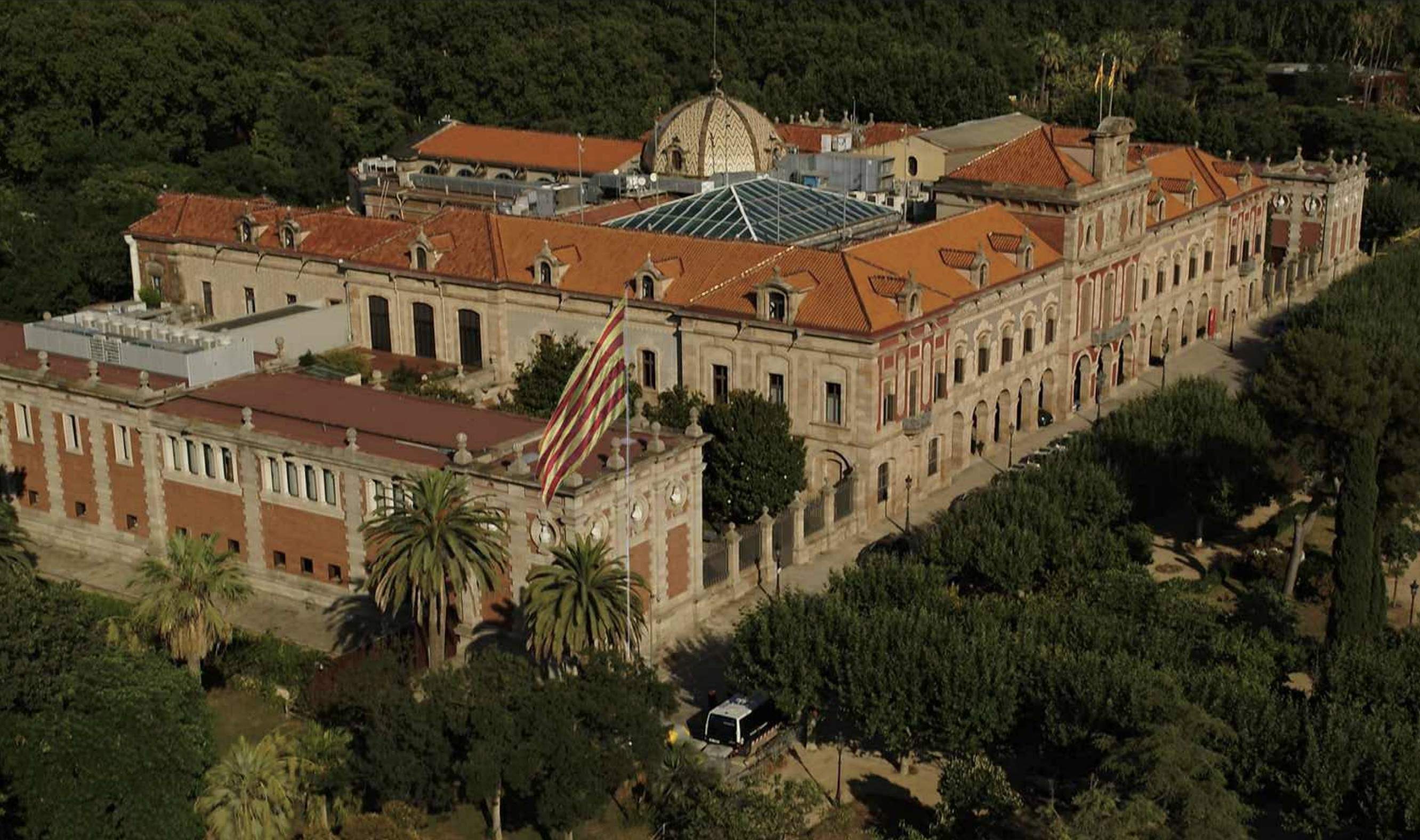 Rull desafia l'espanyolització dels símbols i planta una bandera catalana gegant davant del Parlament