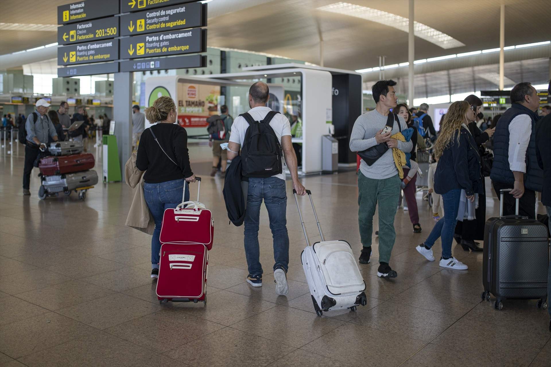 180 sensesostre desallotjats de l'aeroport del Prat: entitats socials critiquen que se'ls deixi al ras